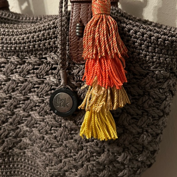 TheSak crochet bag, zipper close, lined 2strap, taupe, logo dangle + colorsplash - Picture 10 of 12